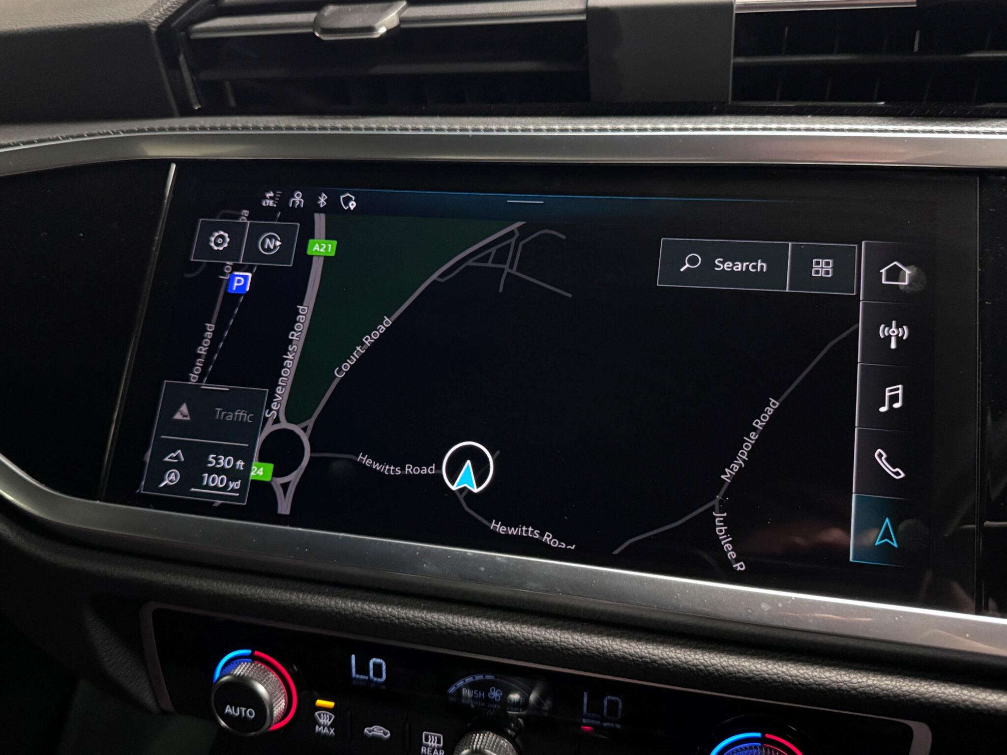 Audi Q3 view 8