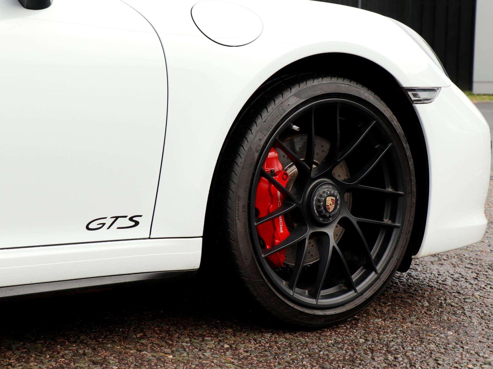 Porsche 911 view 30