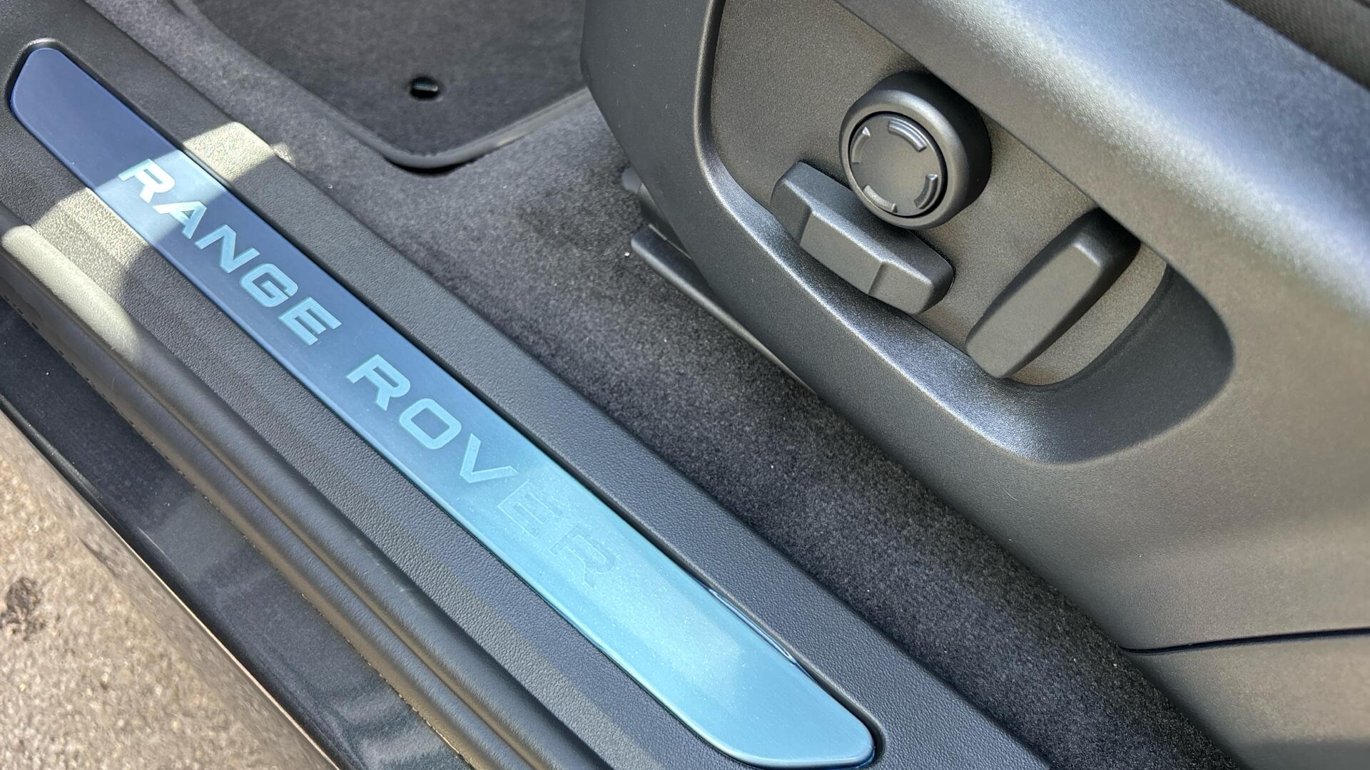 Land Rover Discovery Sport view 34