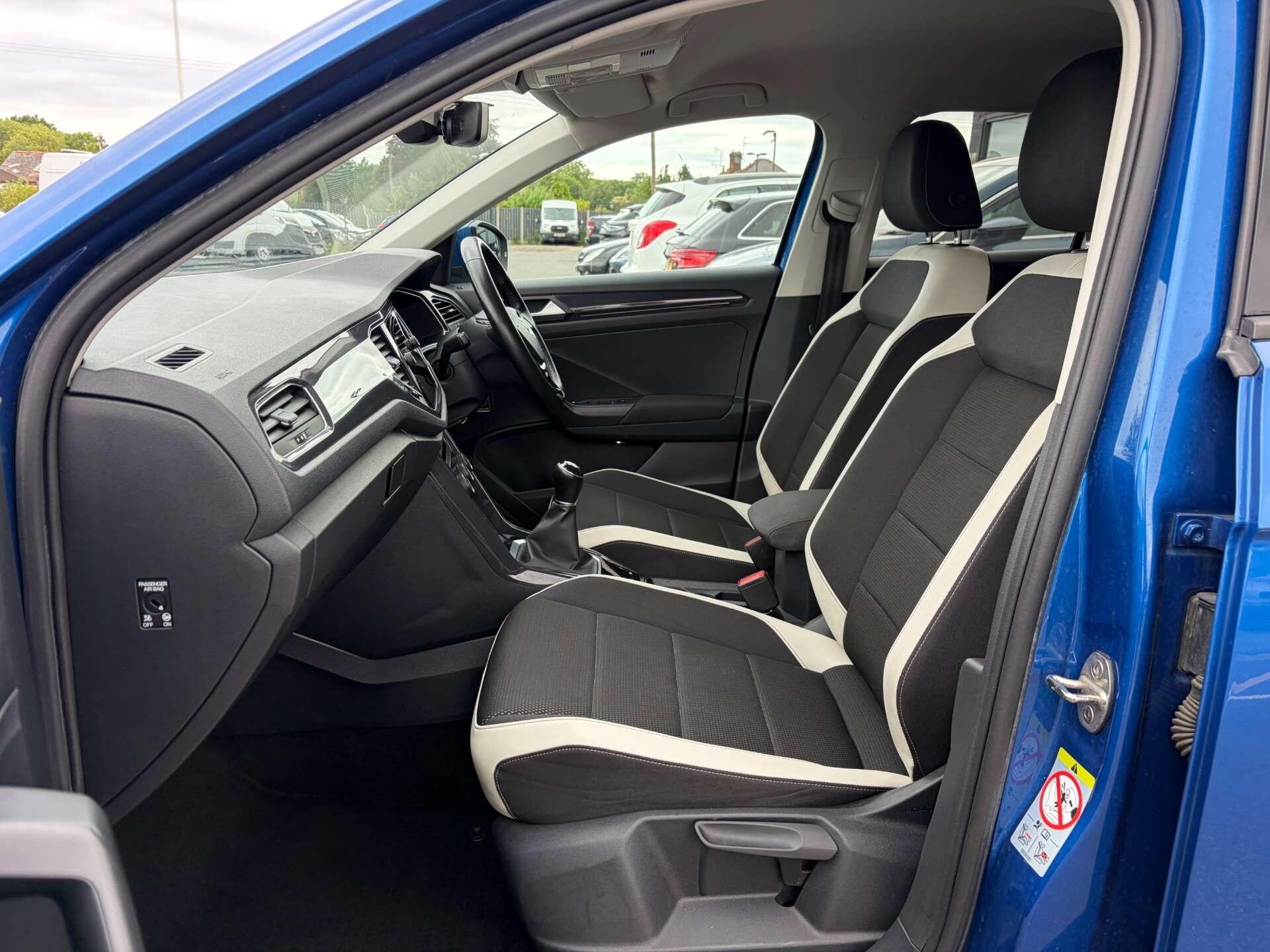 Volkswagen T-Roc view 15