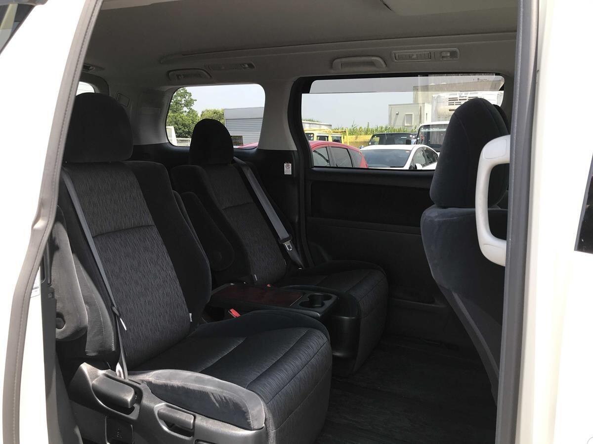 Toyota Alphard view 18