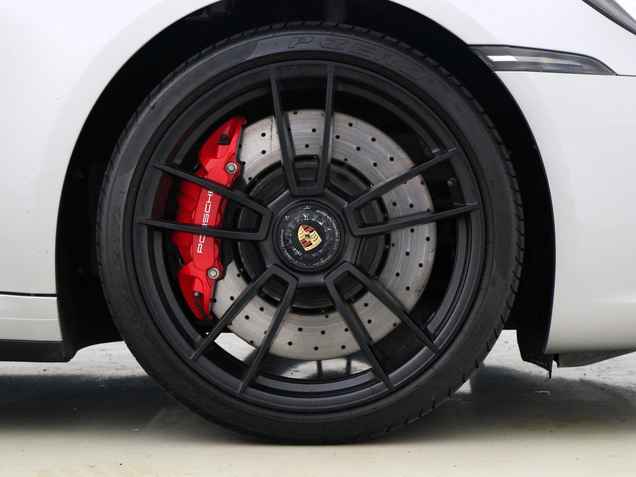 Porsche 911 view 4
