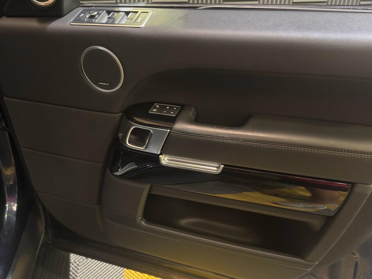 Land Rover Range Rover view 14
