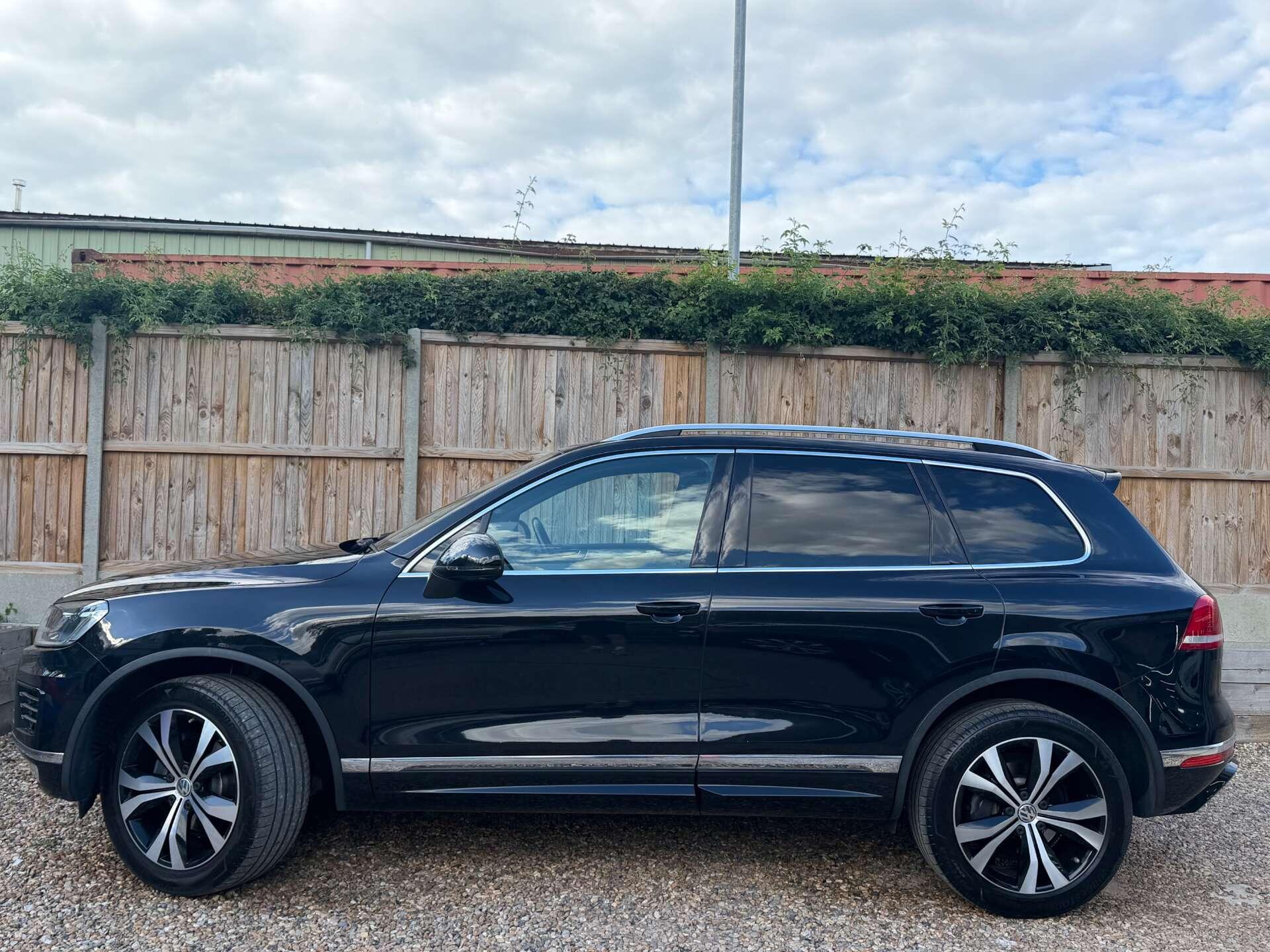 Volkswagen Touareg view 6