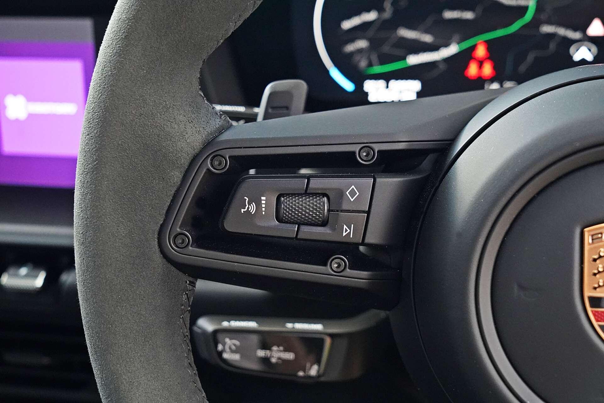 Porsche 911 view 34
