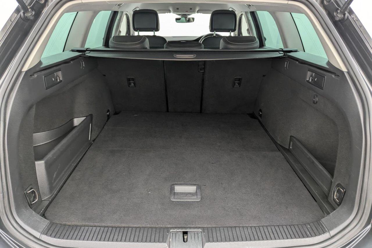 Volkswagen Passat view 20