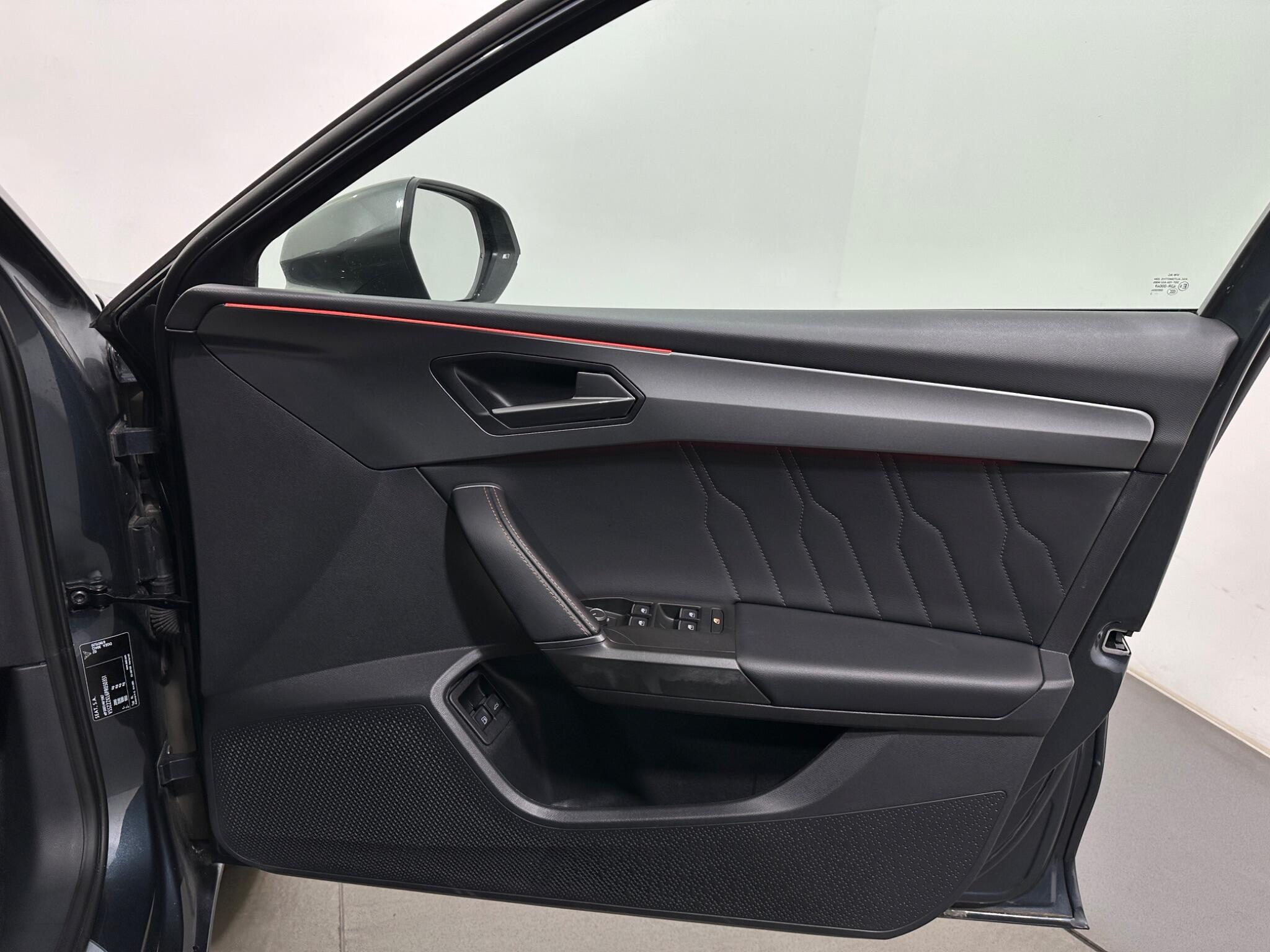 Cupra CUPRA Leon view 34