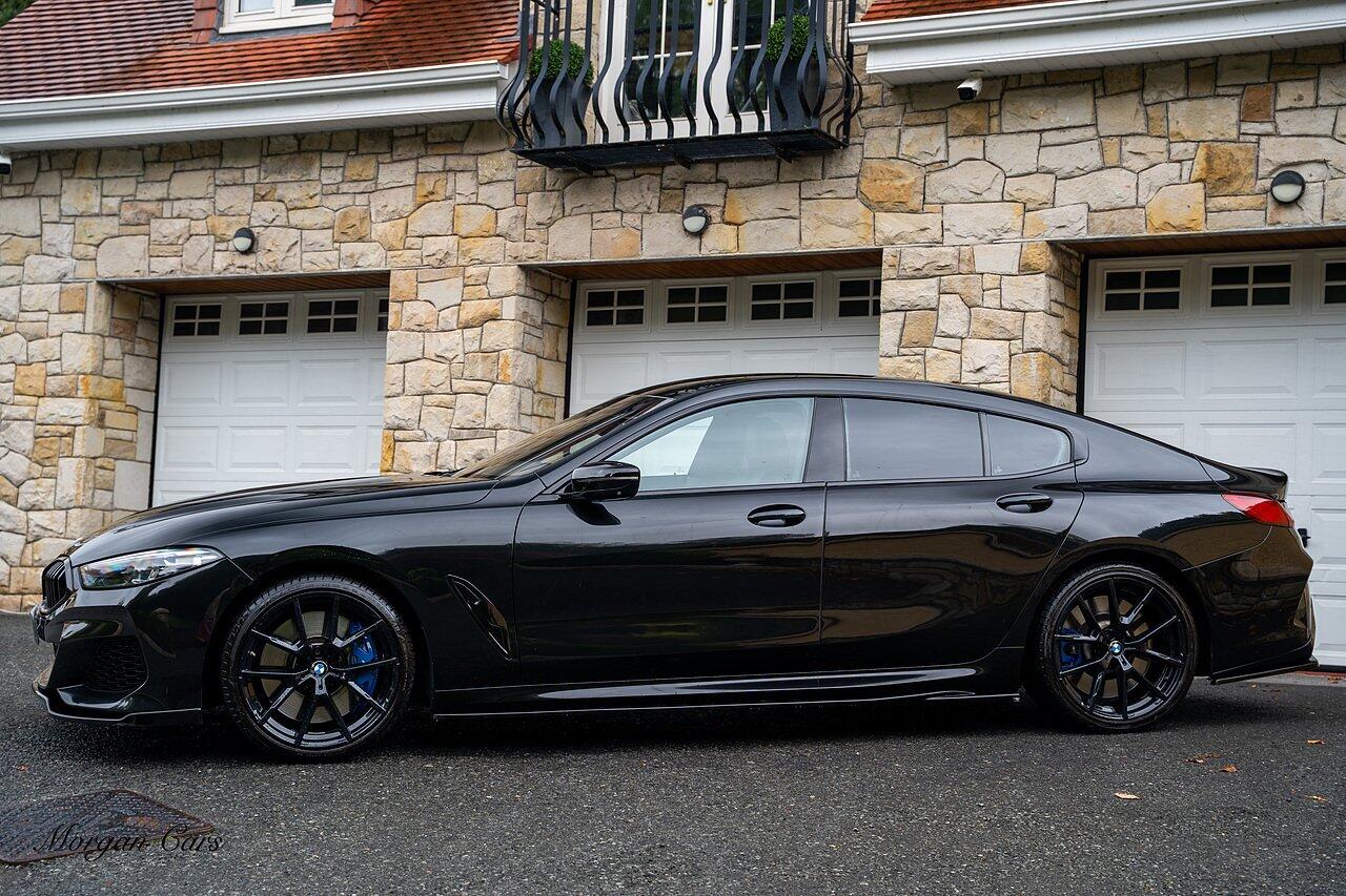 BMW 8 Series view 32