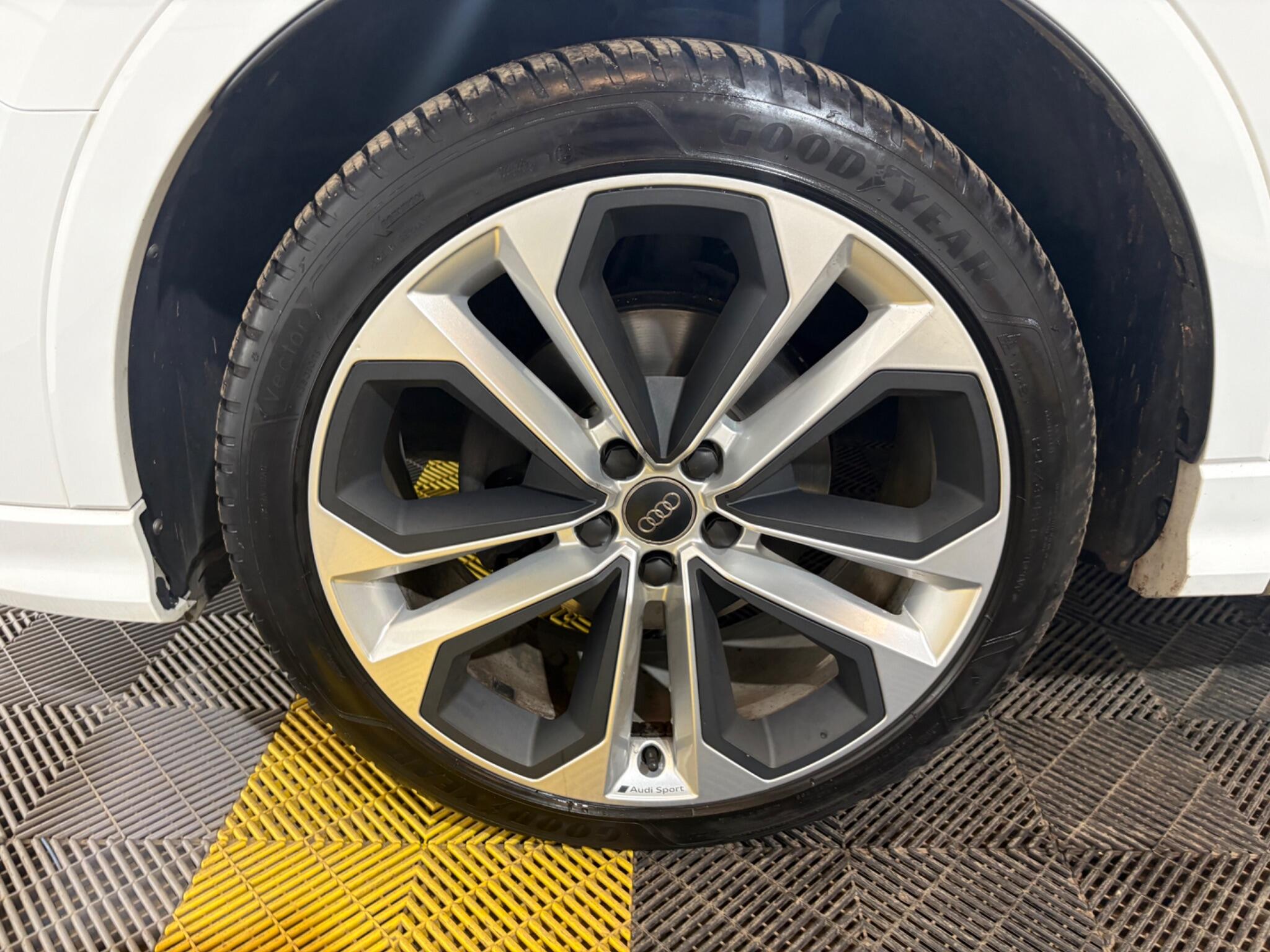 Audi Q3 view 45