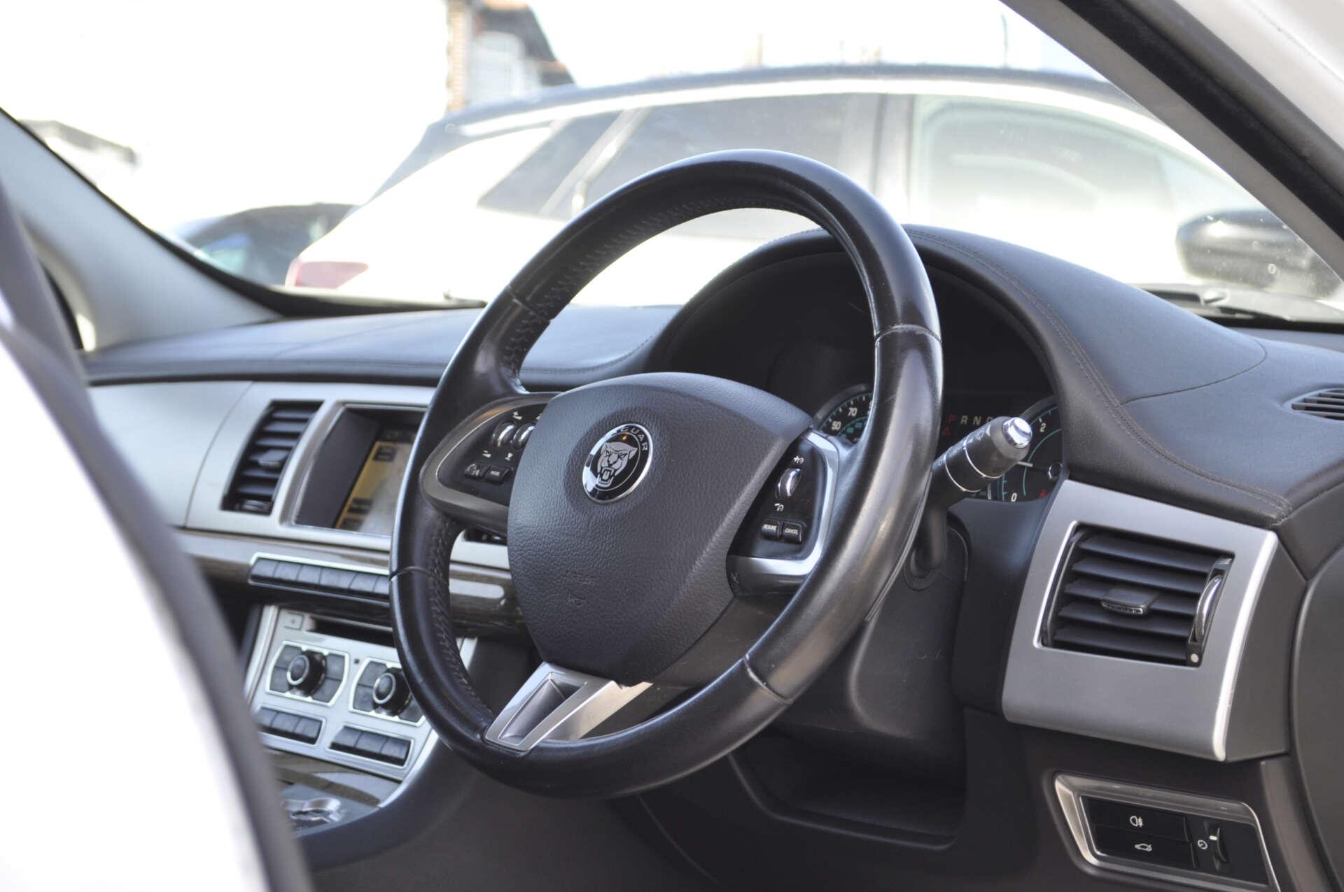Jaguar XF view 8