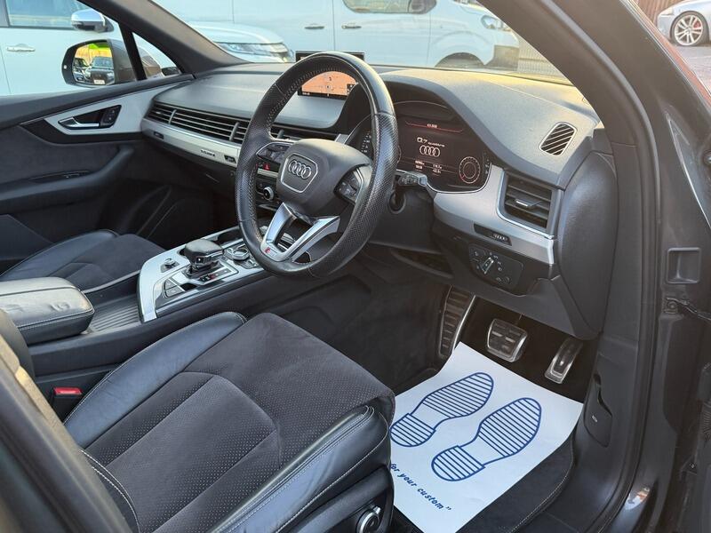 Audi Q7 view 25