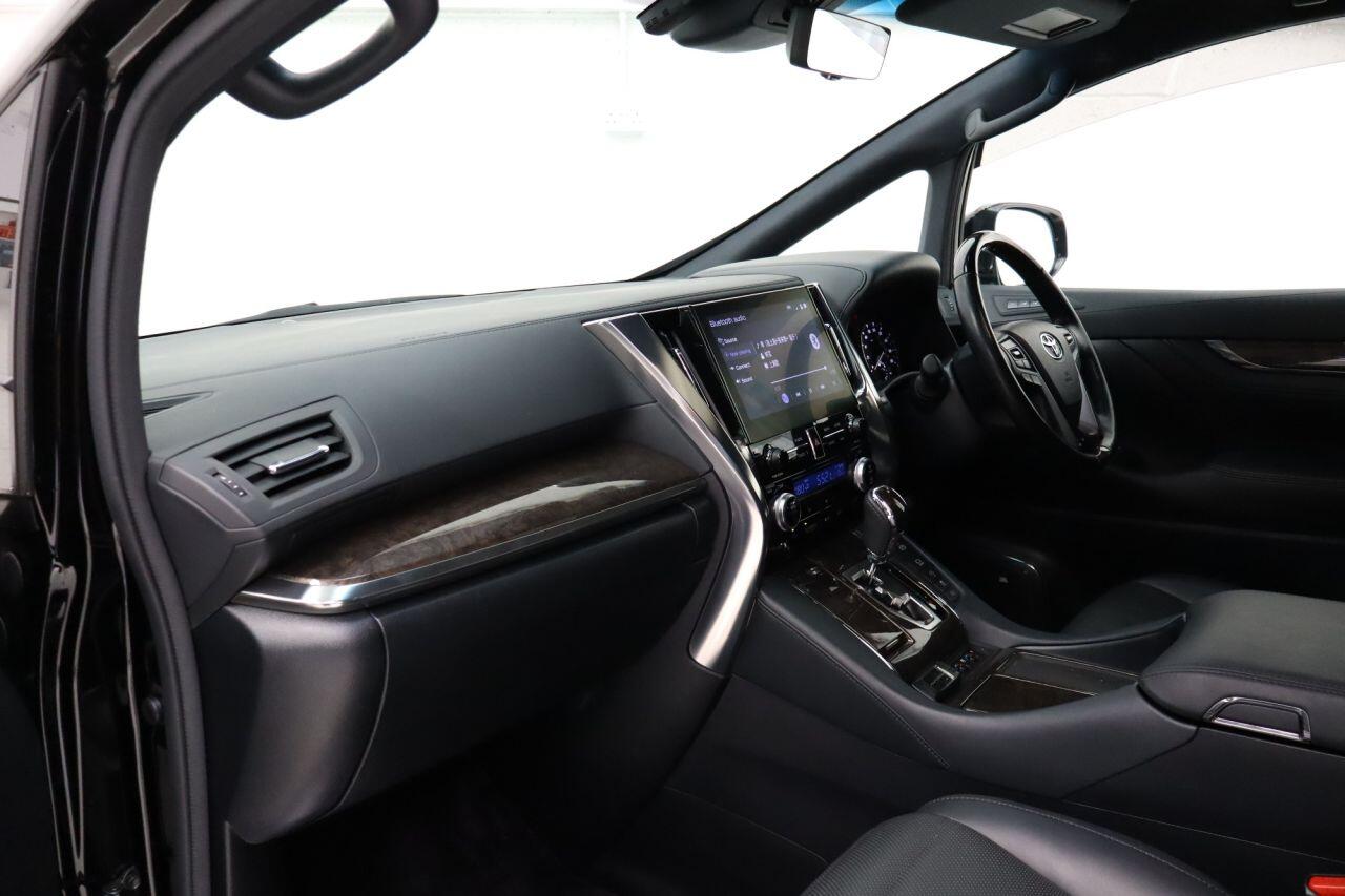 Toyota Alphard view 17