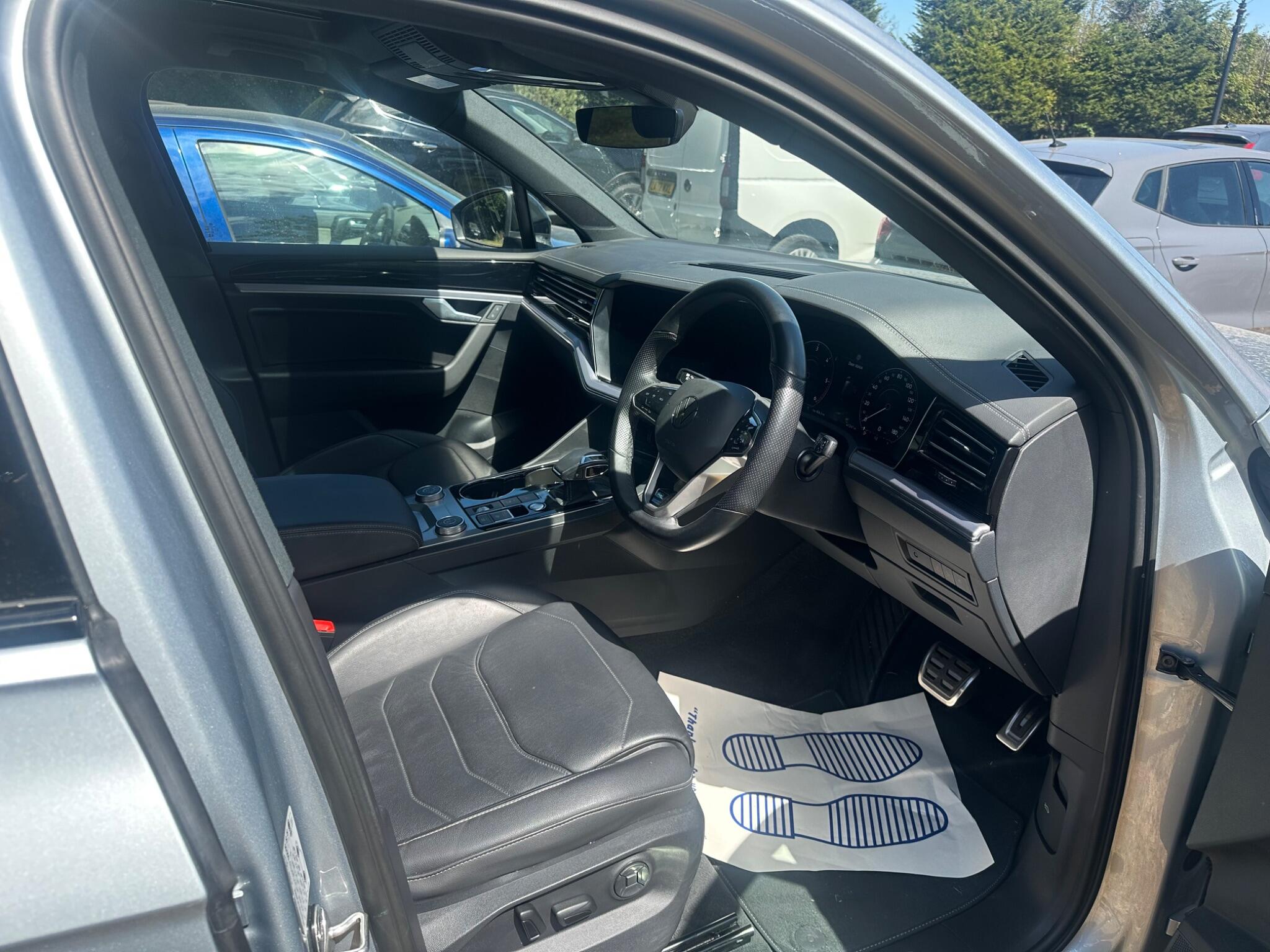 Volkswagen Touareg view 9