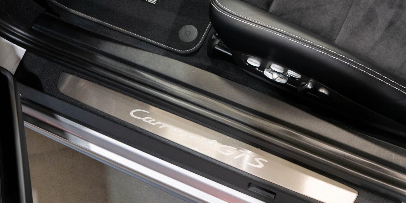Porsche 911 view 28