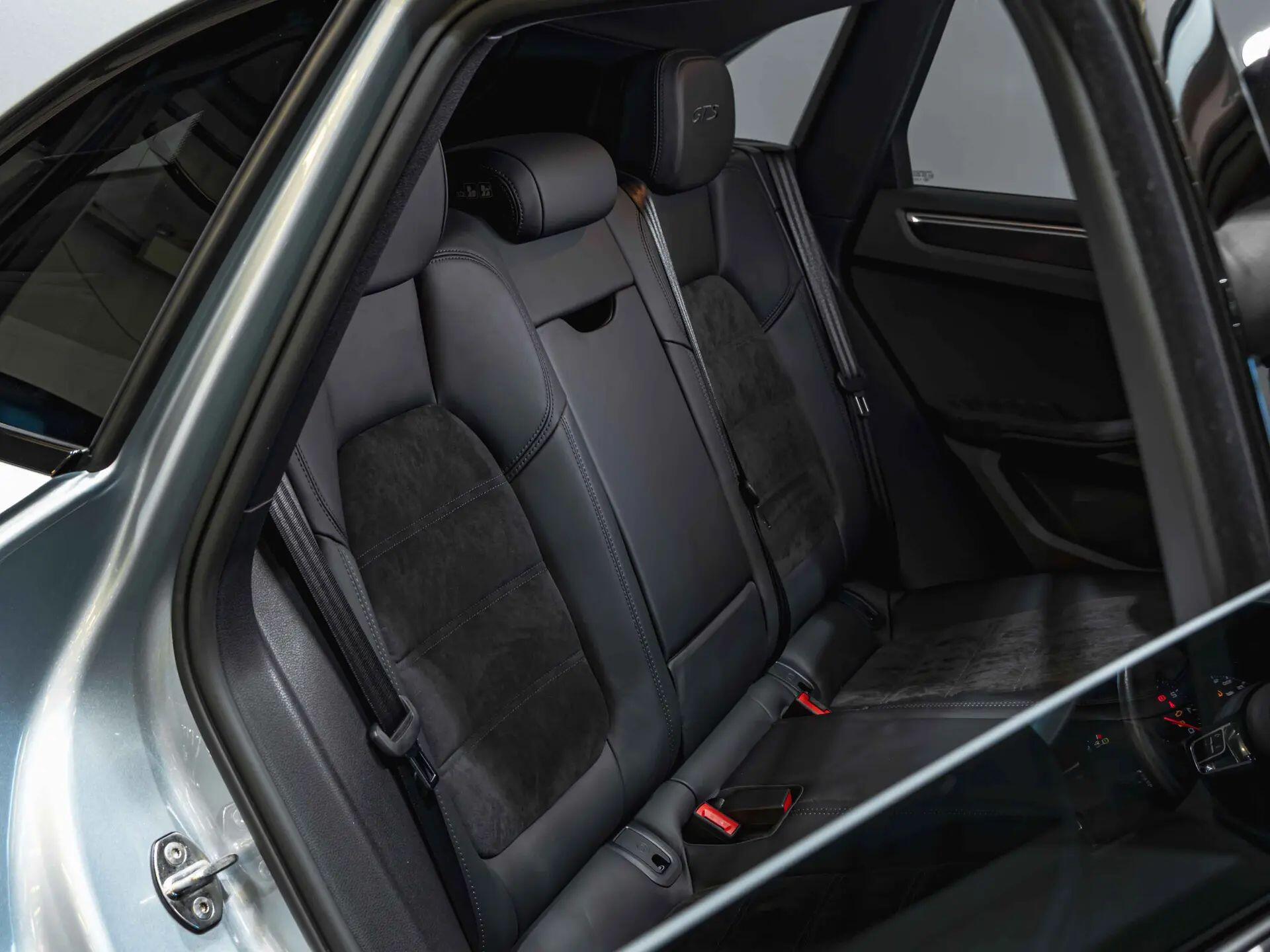 Porsche Macan view 25