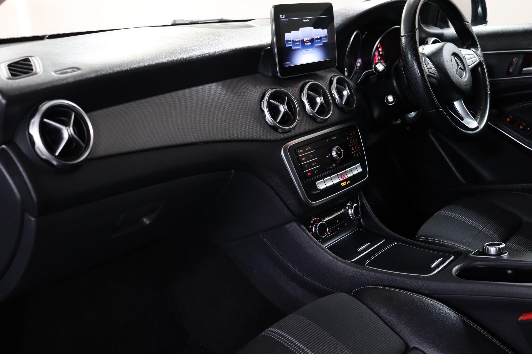 Mercedes-Benz Gla view 34