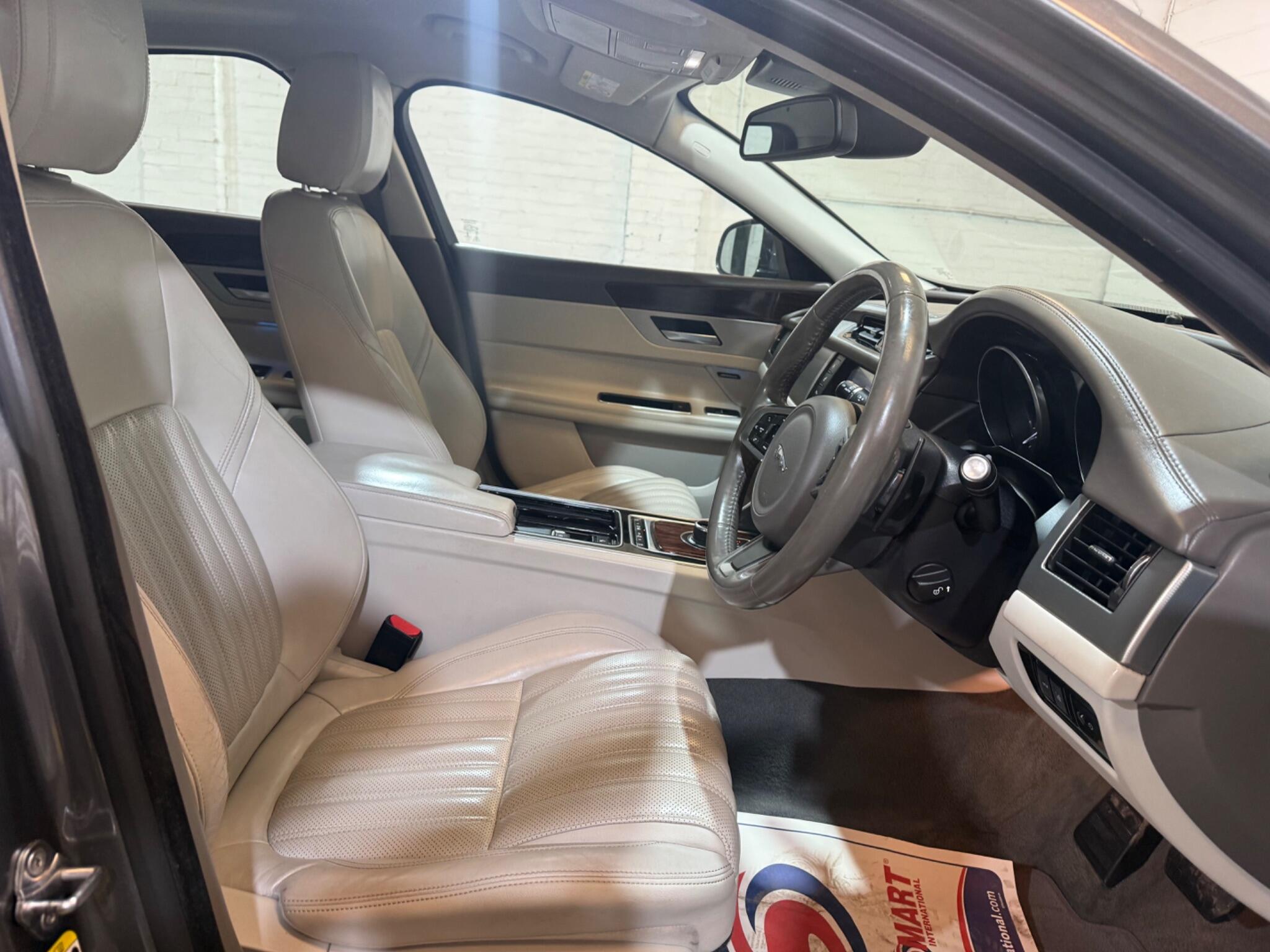Jaguar XF view 20