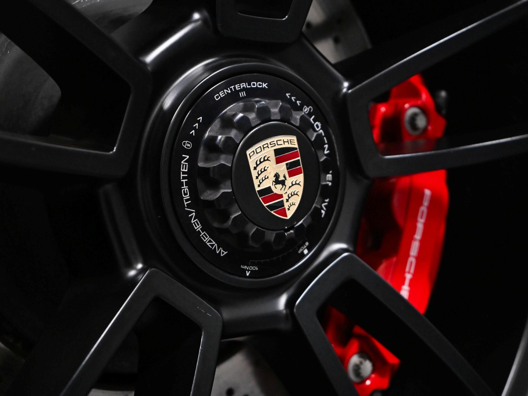 Porsche 911 view 7