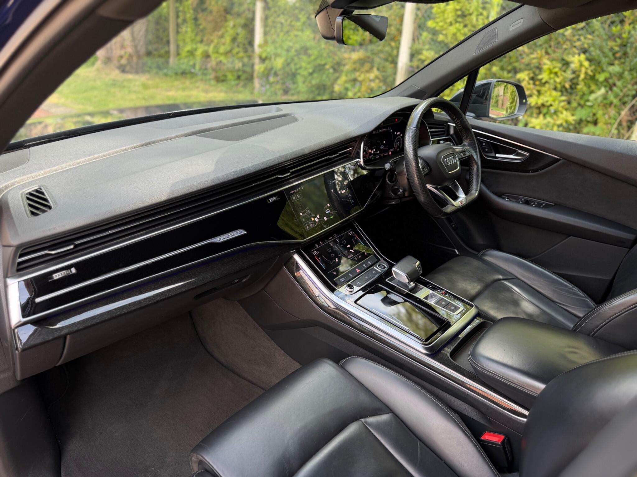 Audi Q7 view 13