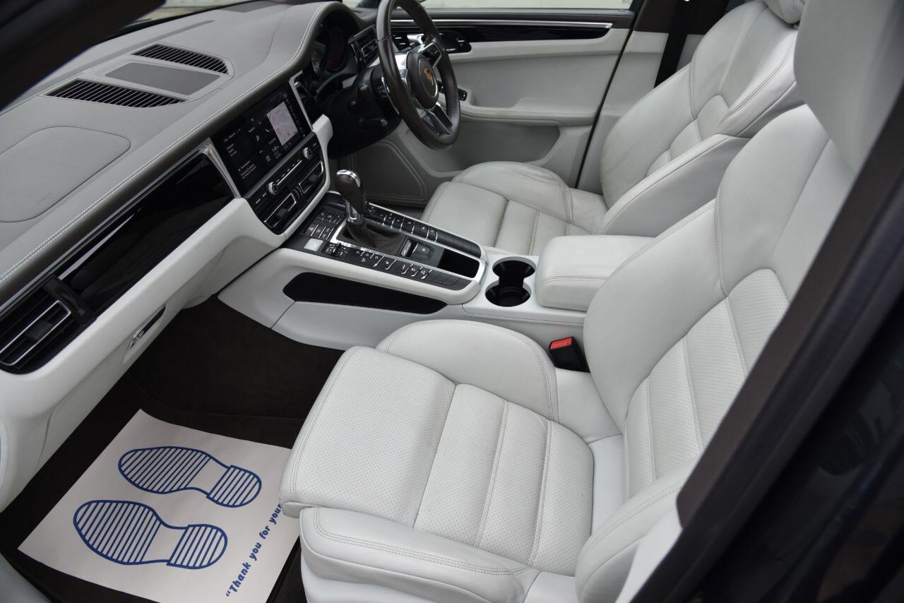 Porsche Macan view 22