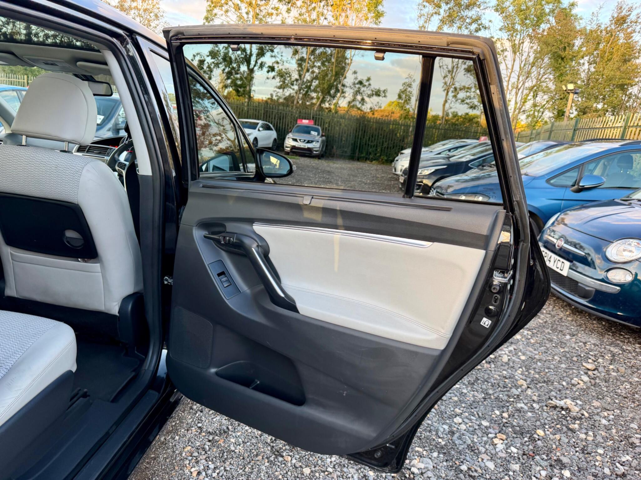 Toyota Verso view 35