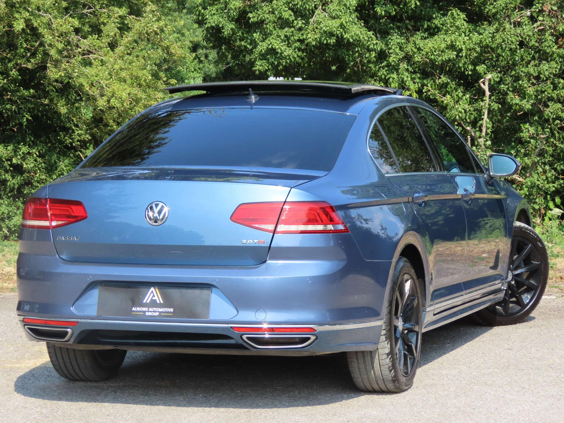 Volkswagen Passat view 4