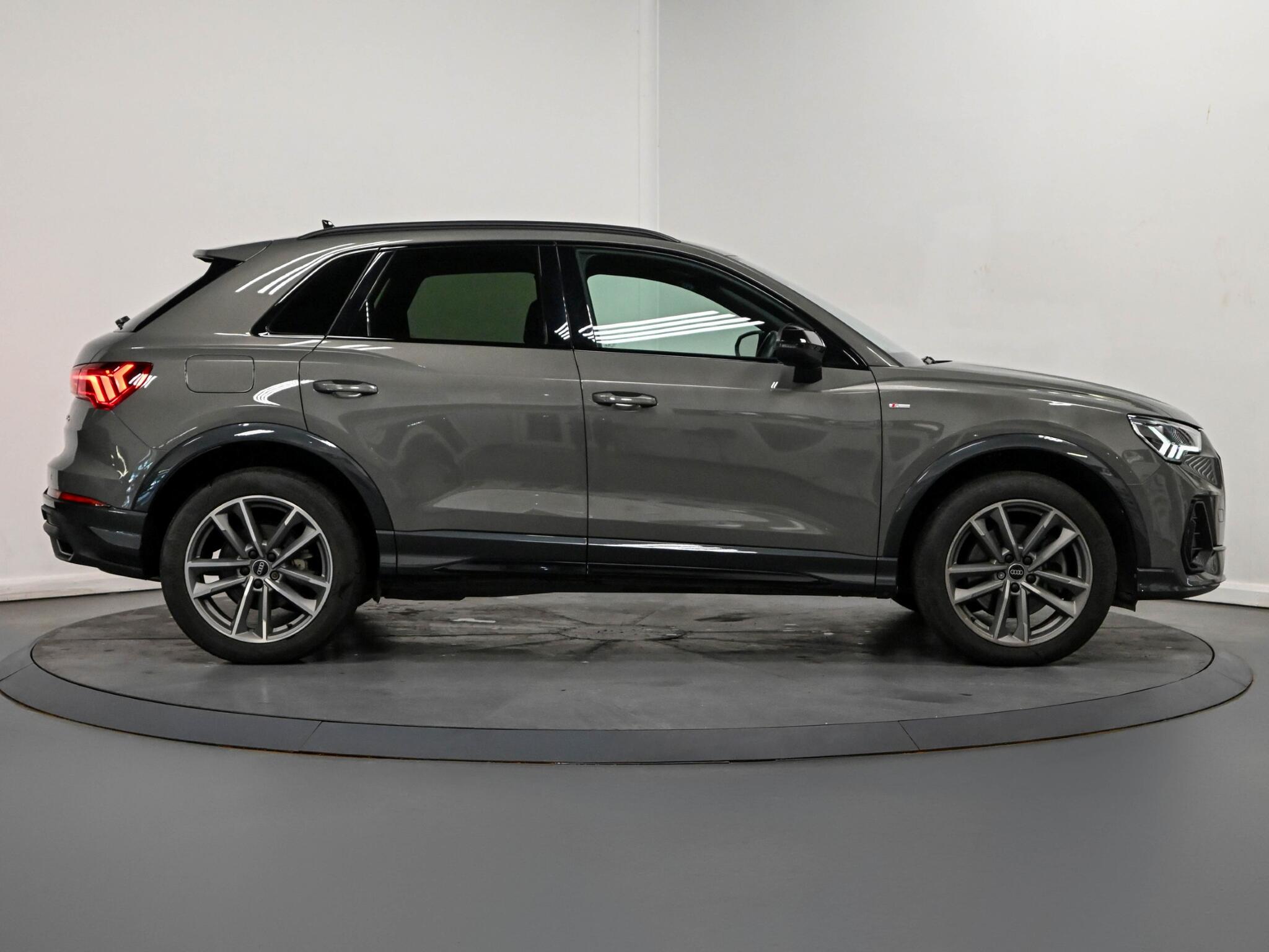 Audi Q3 view 23