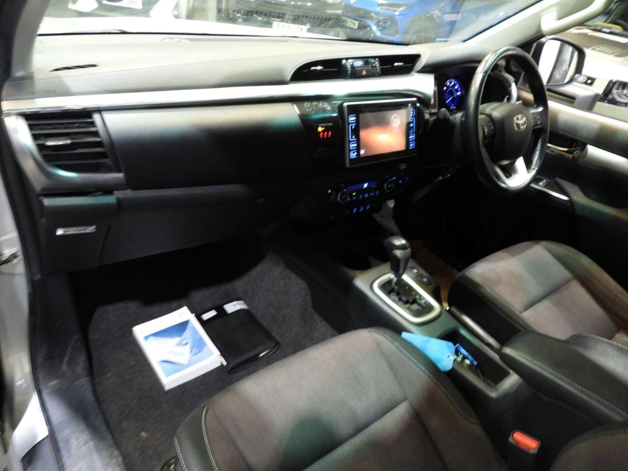 Toyota Hilux view 36