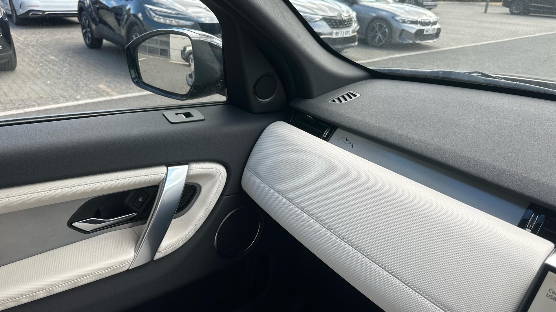 Land Rover Discovery Sport view 58