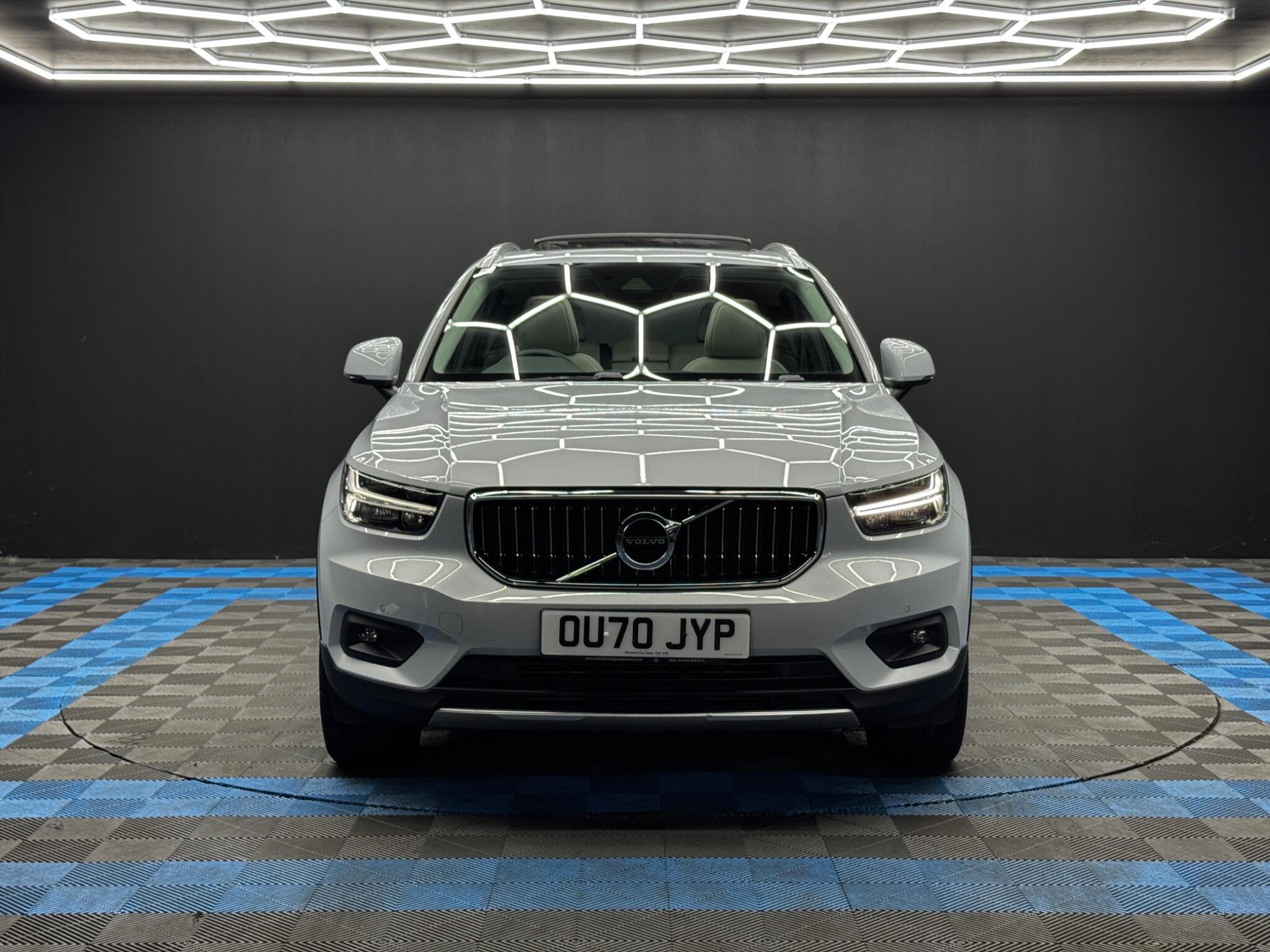 Volvo XC40 view 2