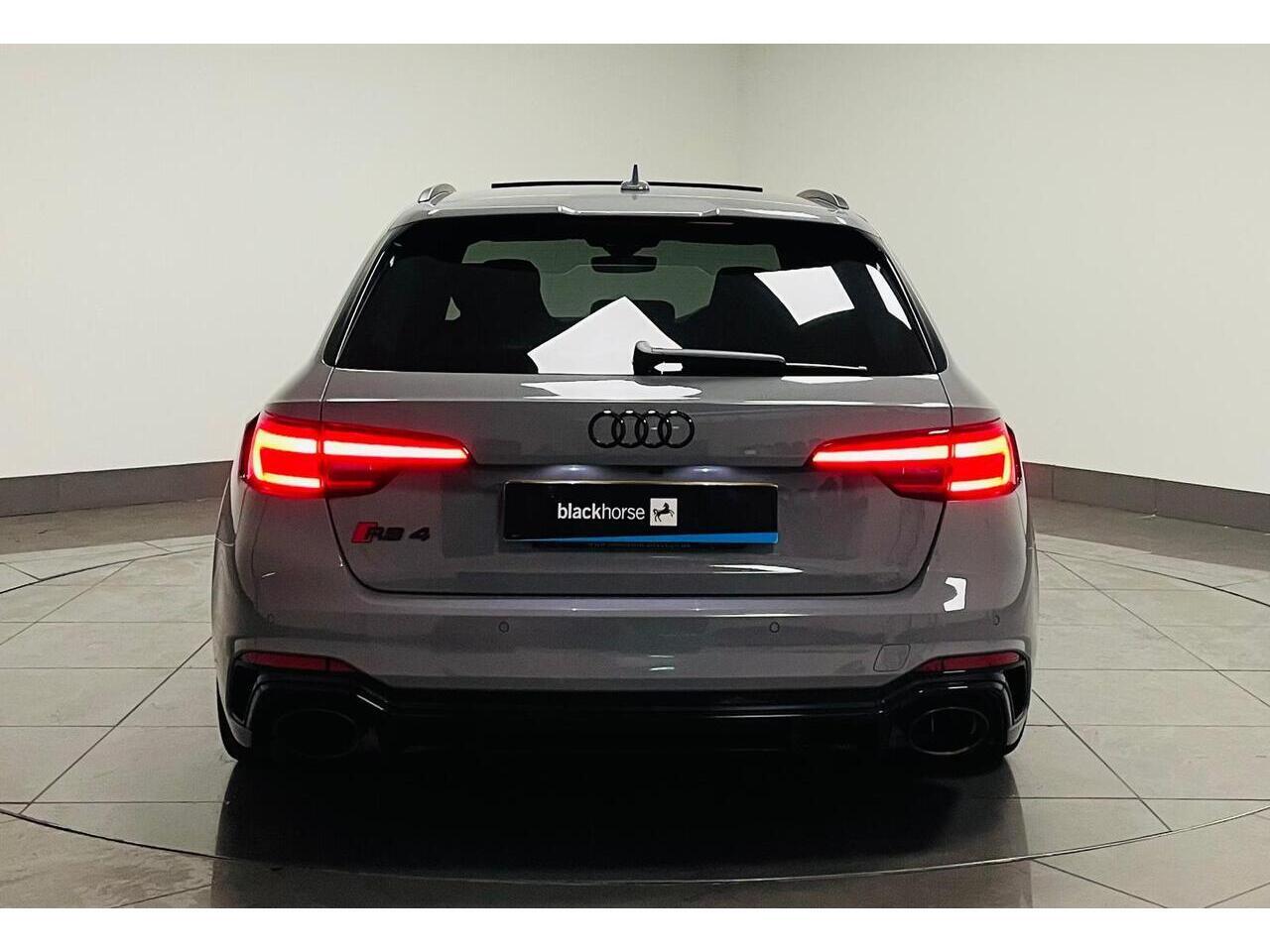 Audi RS4 view 7