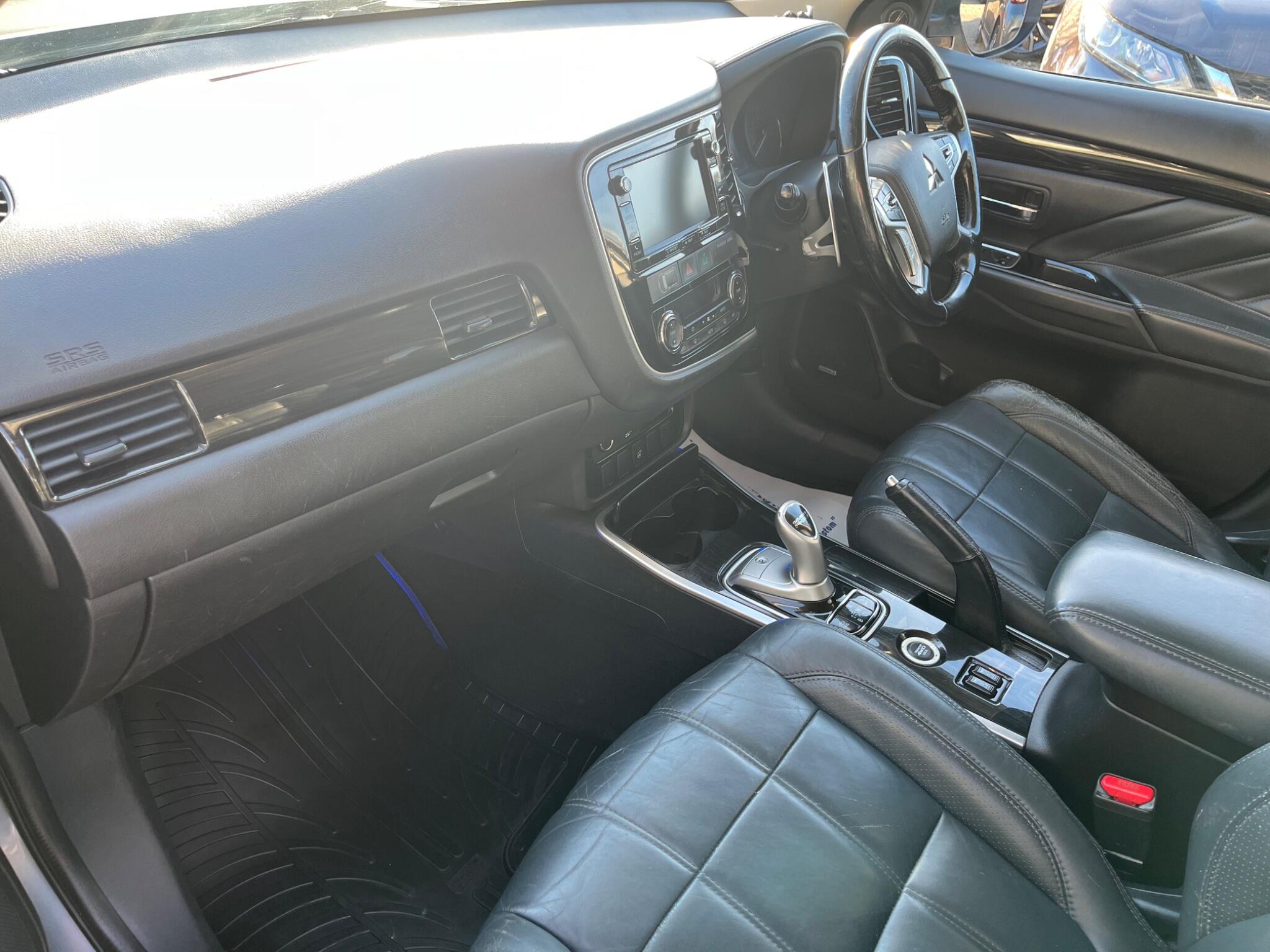 Mitsubishi Outlander view 11