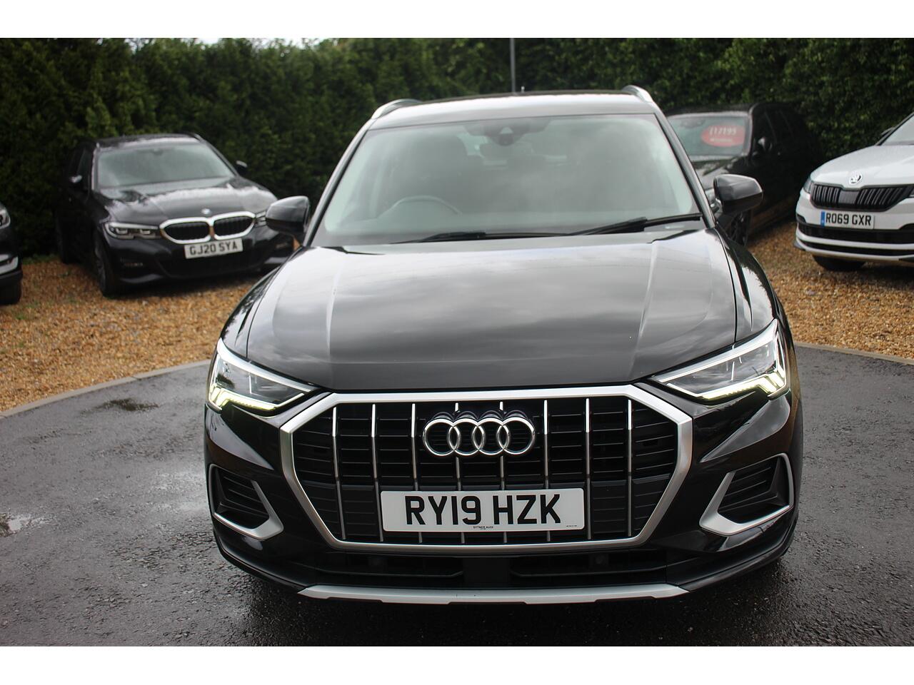 Audi Q3 view 3