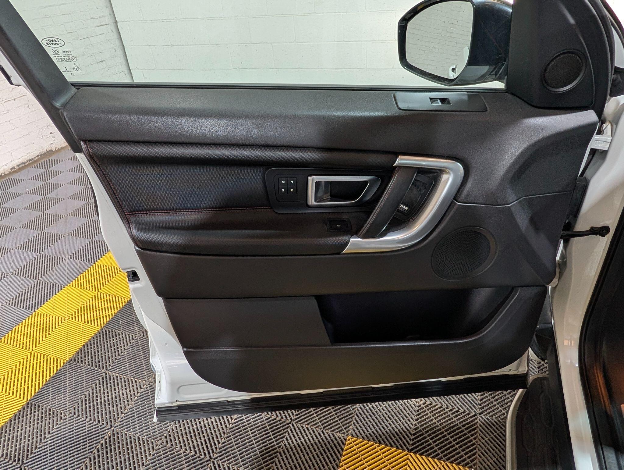 Land Rover Discovery Sport view 48
