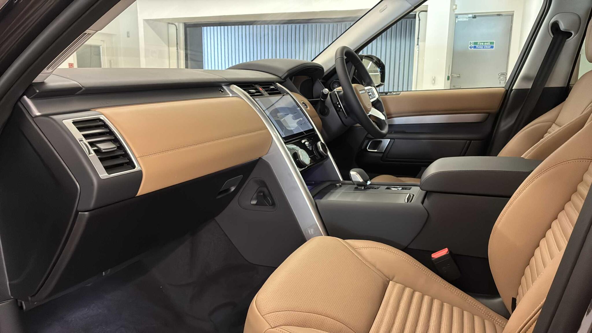 Land Rover Discovery view 3