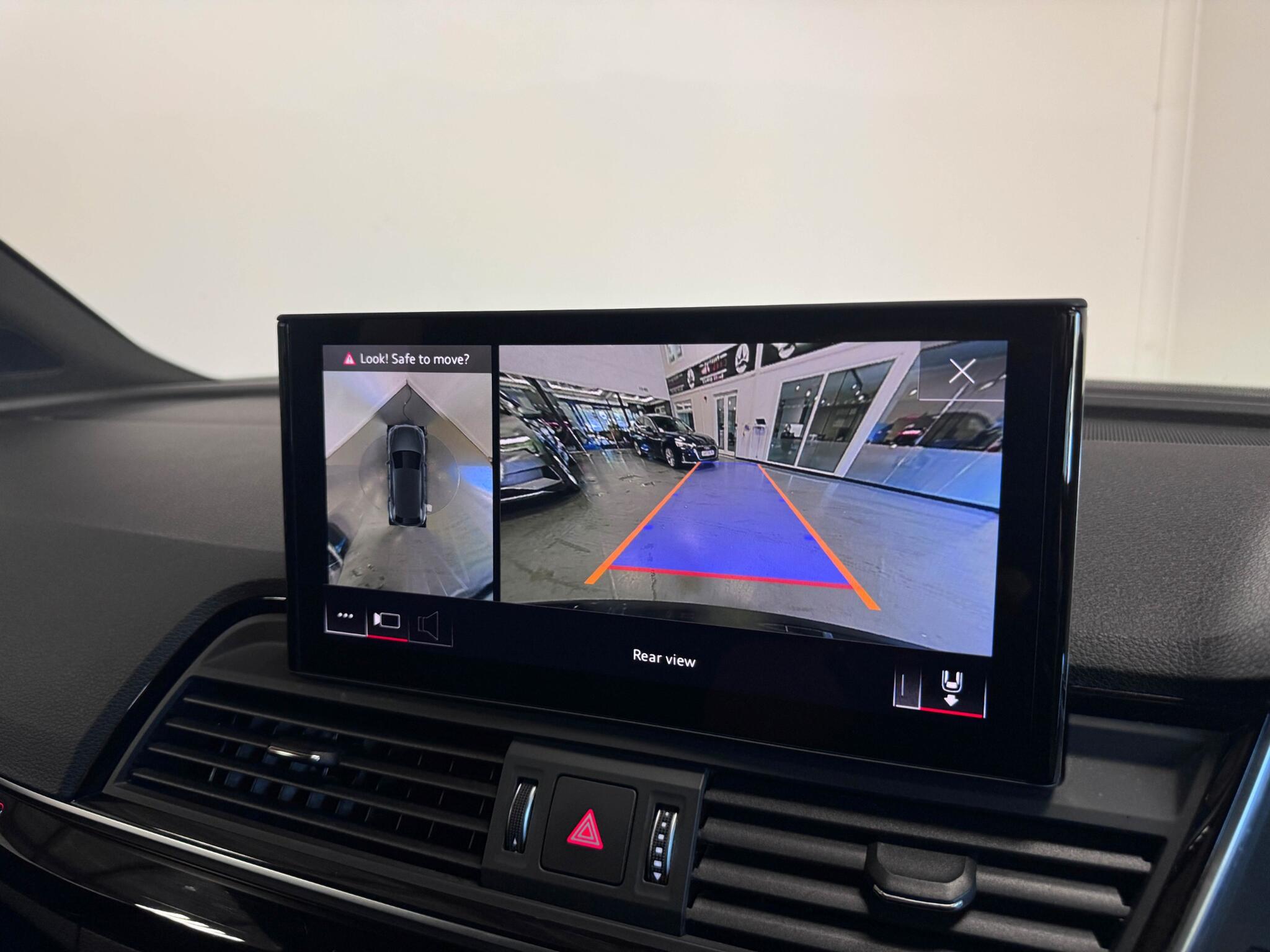 Audi Q5 view 11