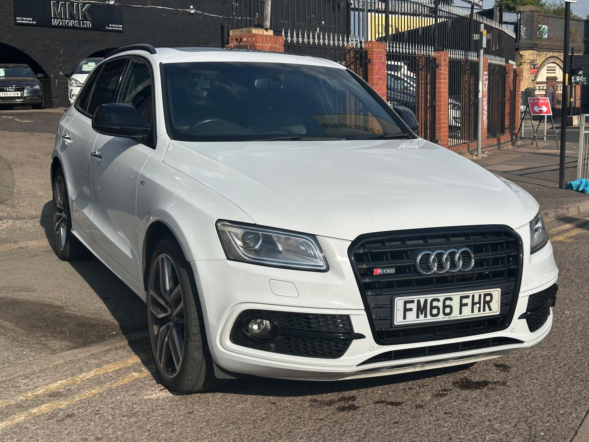 Audi SQ5 view 3