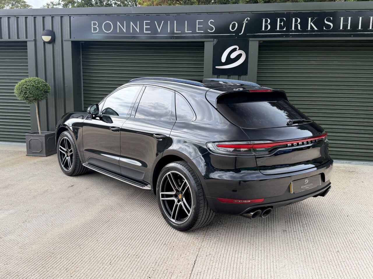 Porsche Macan view 25