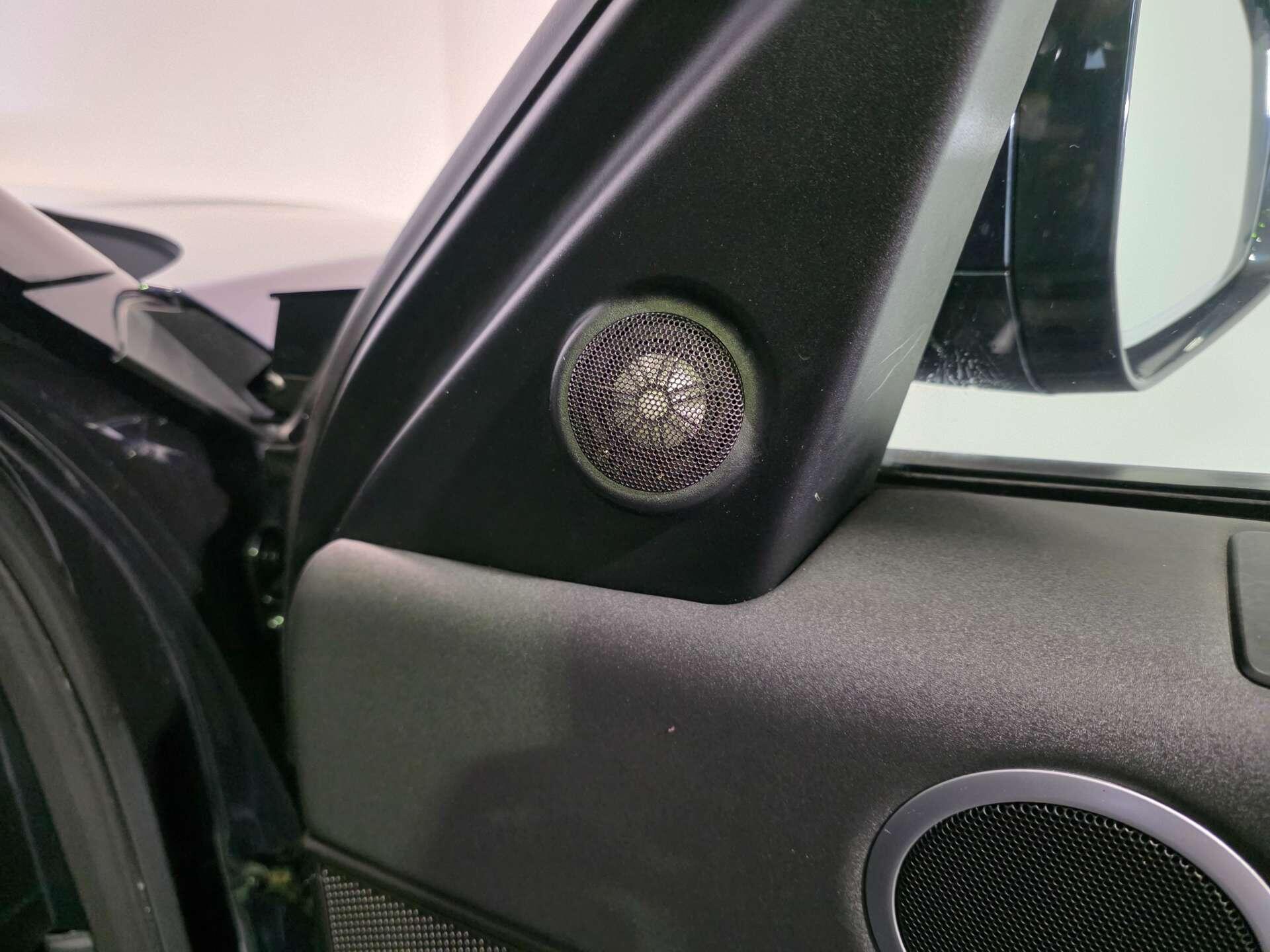 Land Rover Discovery view 30
