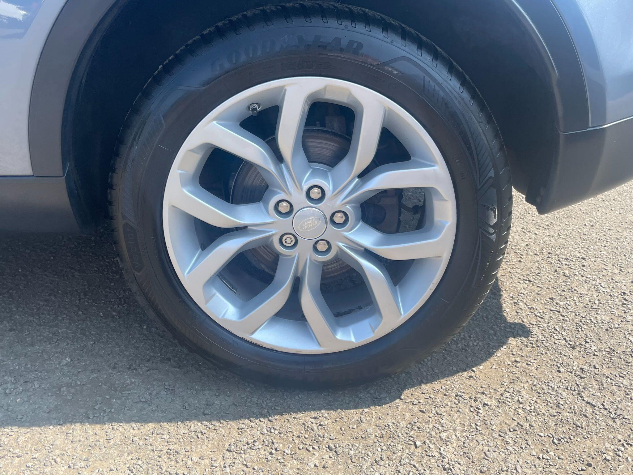 Land Rover Discovery Sport view 14