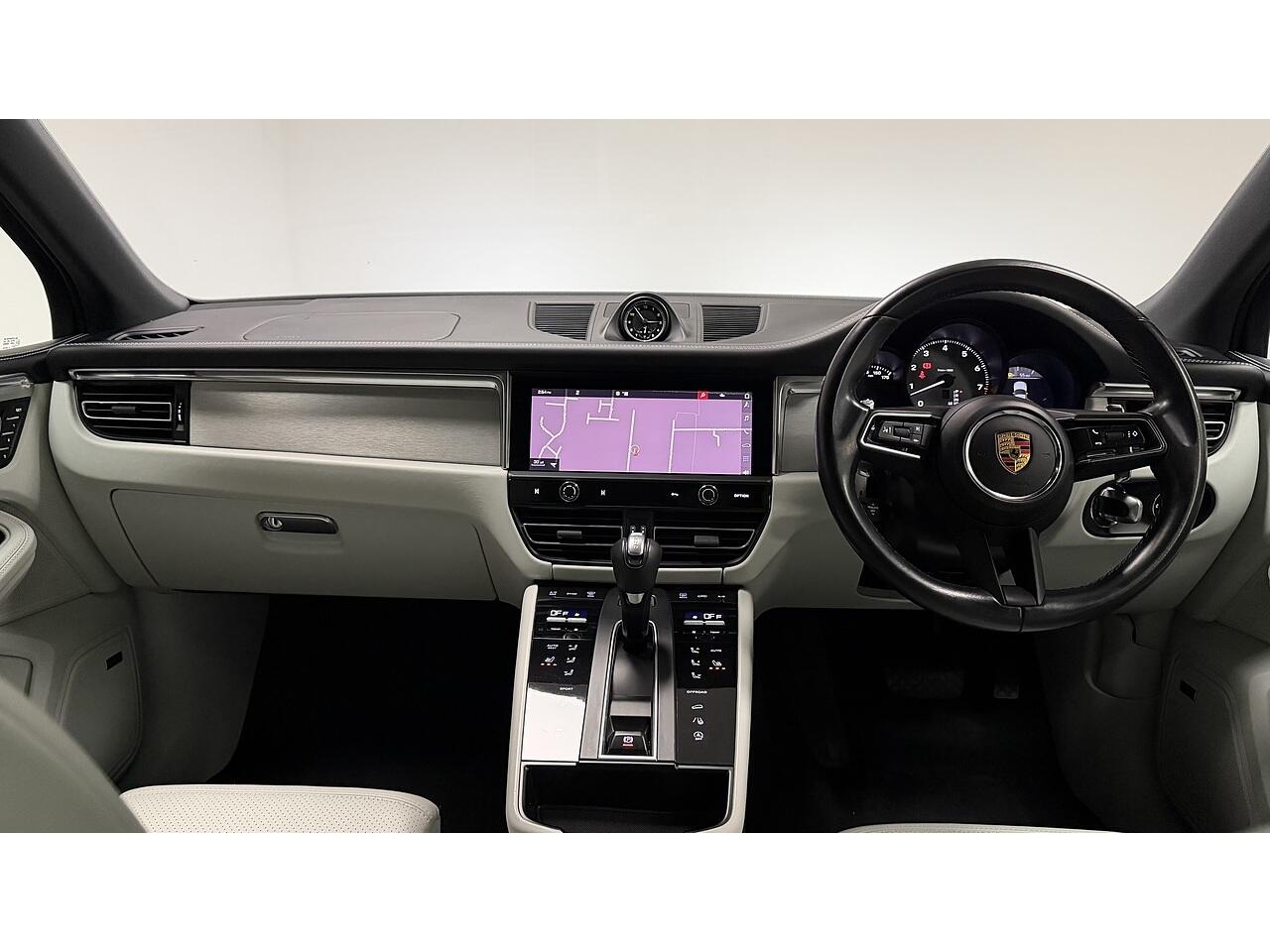 Porsche Macan view 25