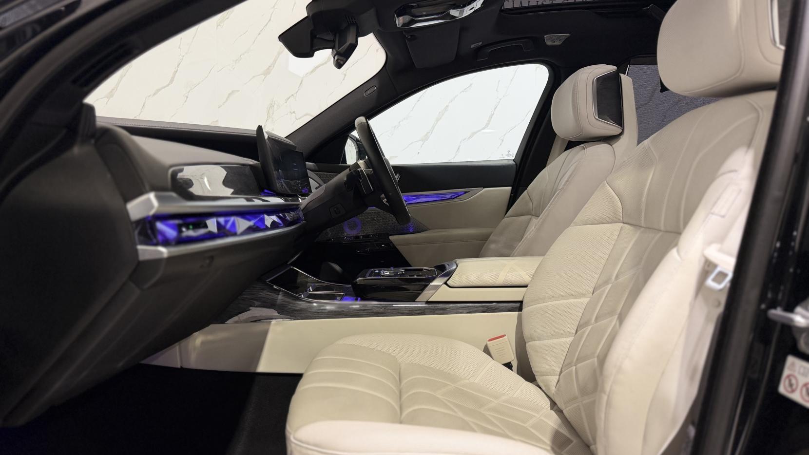 BMW i7 view 8