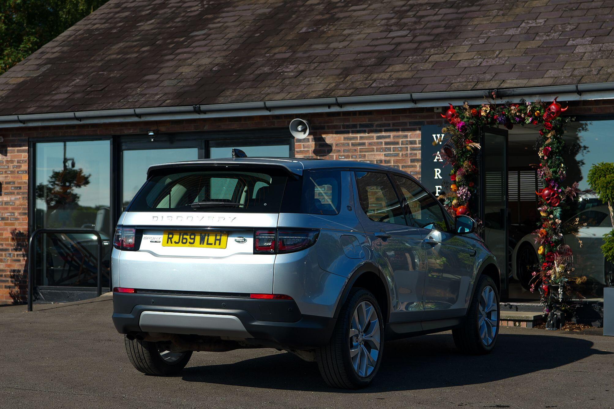 Land Rover Discovery Sport view 4