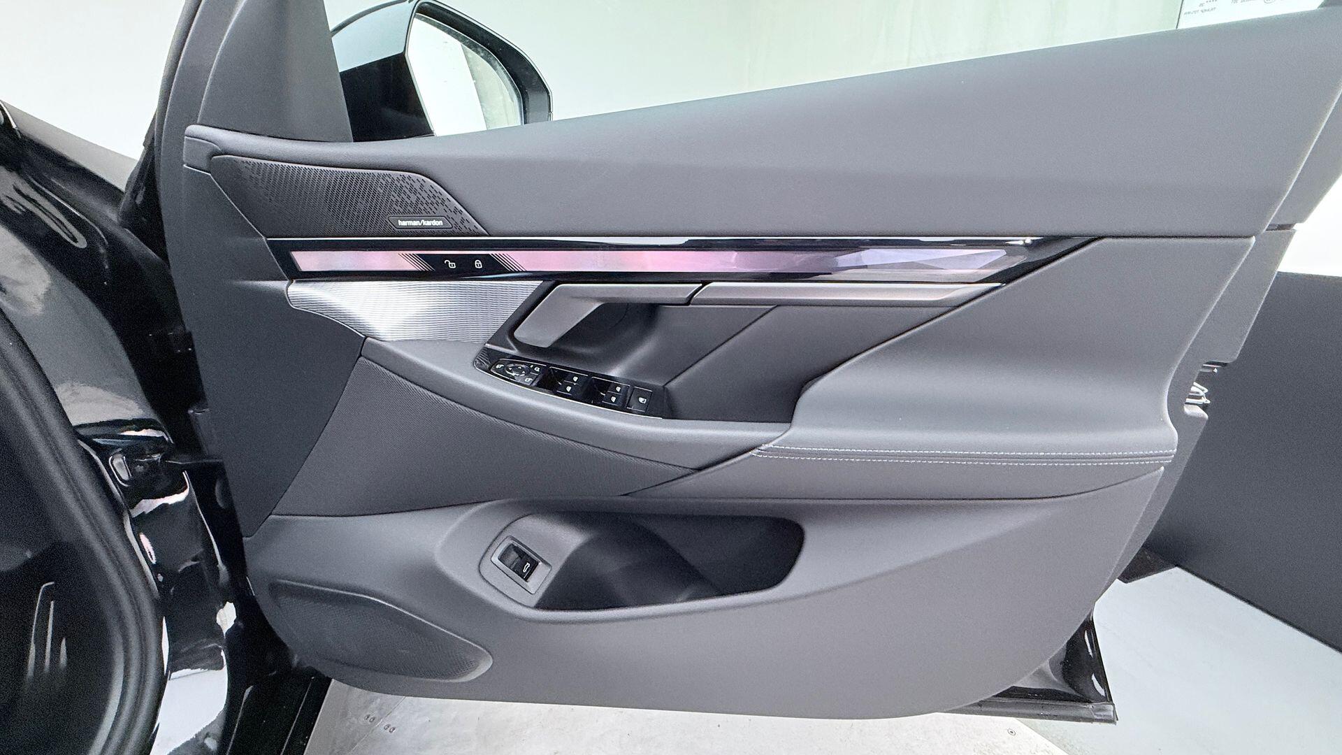 BMW 5 Series view 20