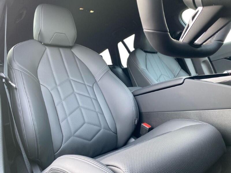 BMW 5 Series view 11