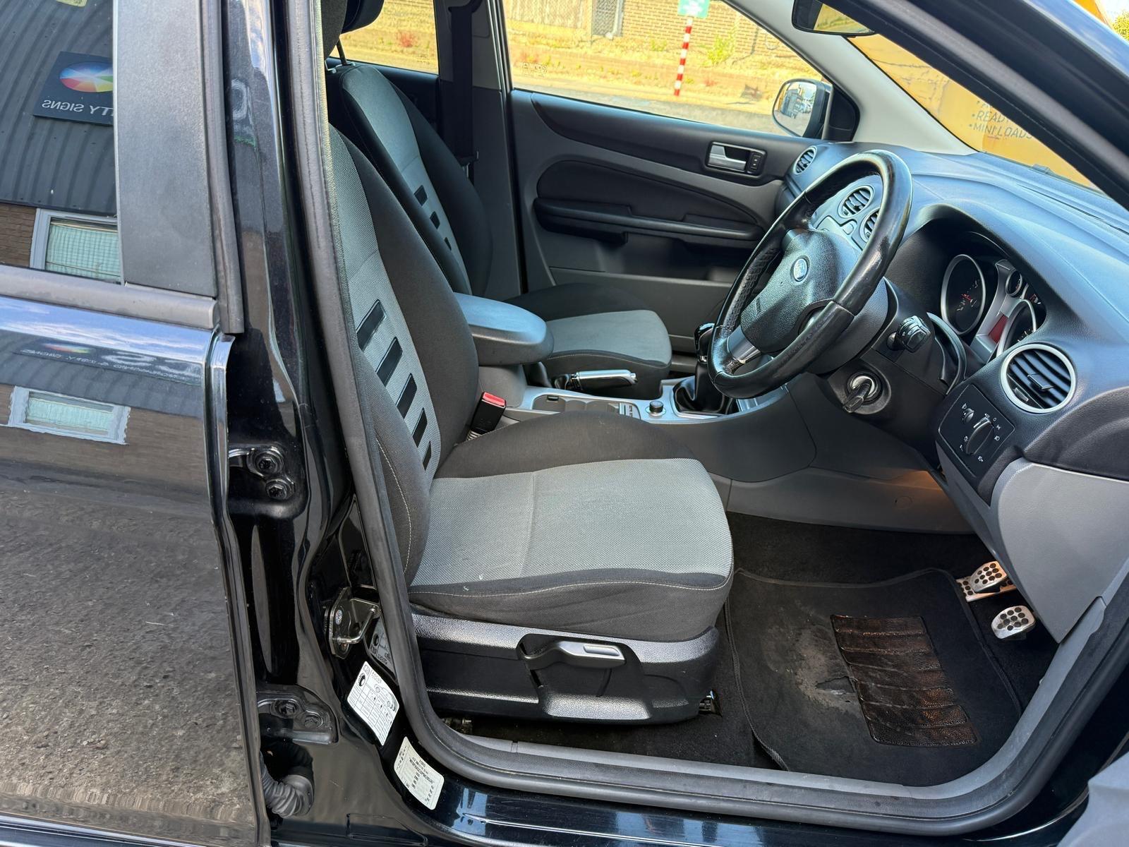 Ford Focus view 12