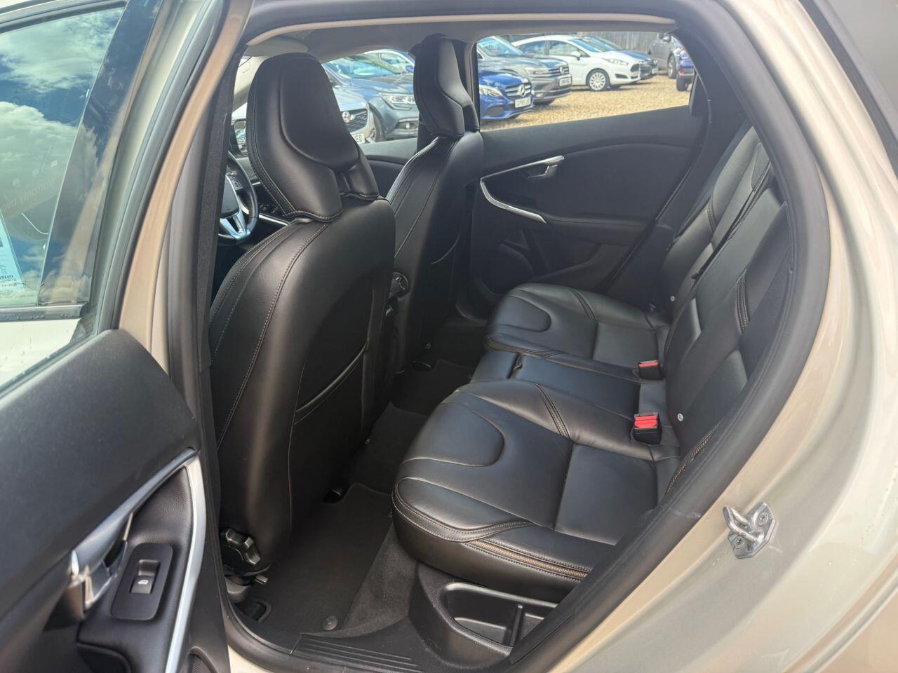 Volvo V40 Cross Country view 11