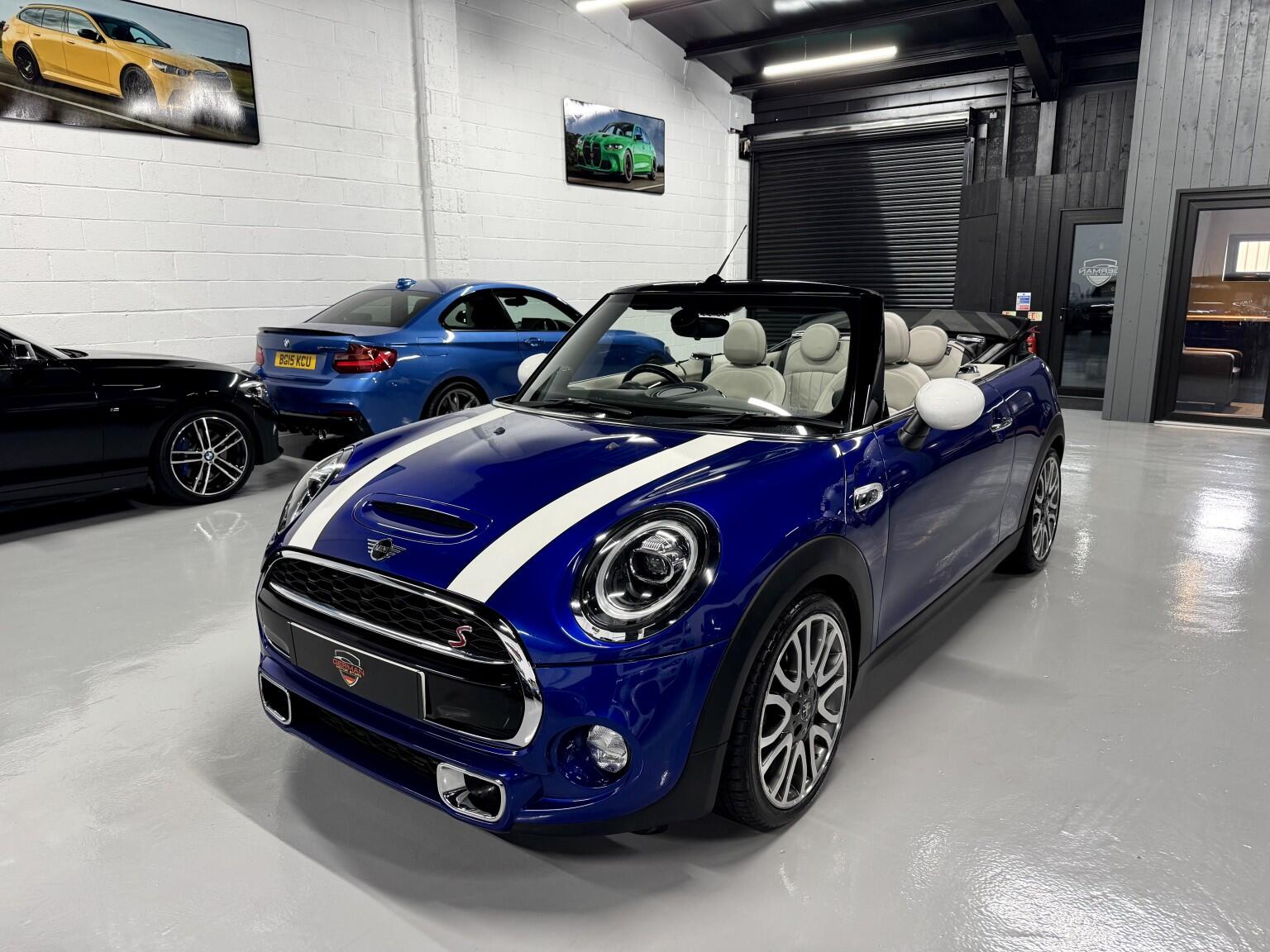 Mini Convertible view 25