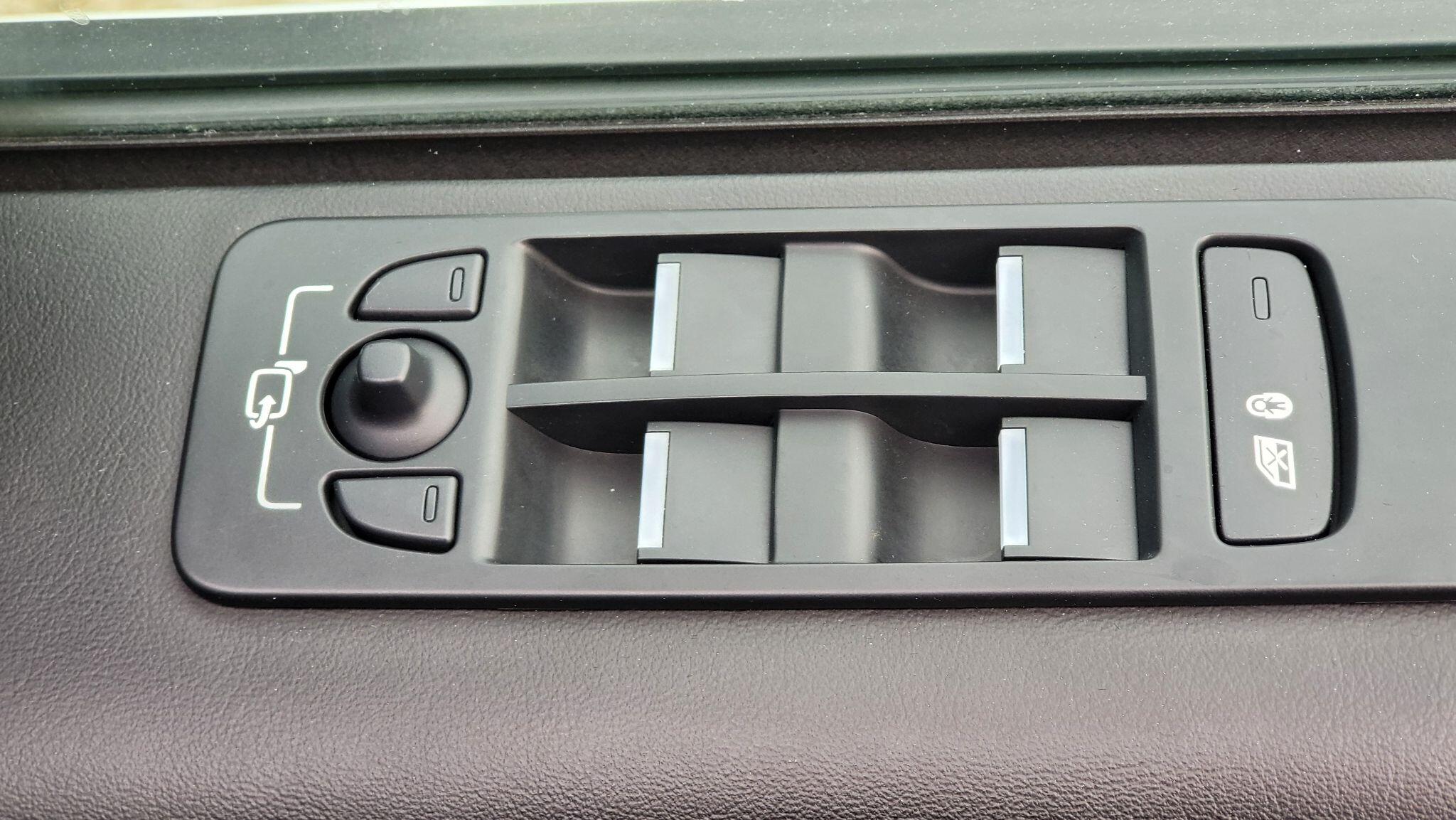 Land Rover Discovery Sport view 24