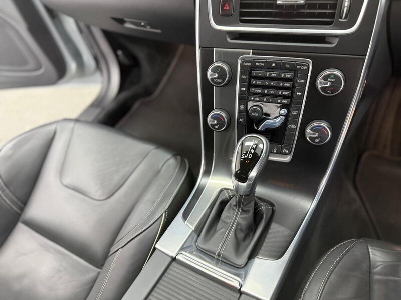 2014 Volvo V60 3.0 T6 R-Design Lux Nav Estate 5dr Petrol Geartronic AWD Euro 5 (304 ps) • 36,500 miles image 17